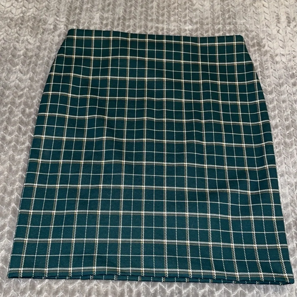 Ann Taylor Elastic Waist Midi Skirt.  Size Large.  Plaid.  Green & White.